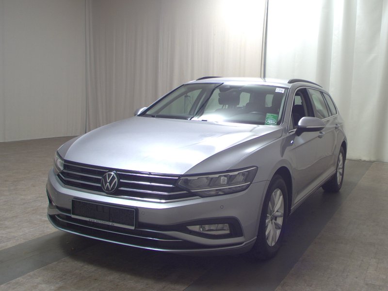 Volkswagen Passat Variant 2.0 TDI automatik Business • ACC • Full LED — 2