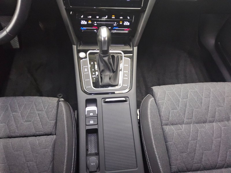 Volkswagen Passat Variant 2.0 TDI automatik Business • ACC • Full LED — 6