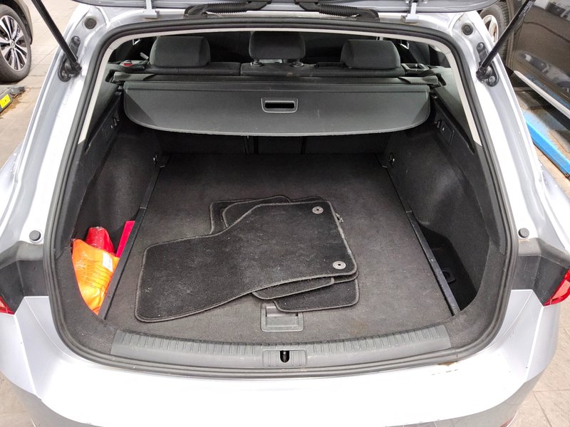 SEAT Leon Sportstourer 2.0 TDI automatik Style • LED • digitalni instrumenti — 12