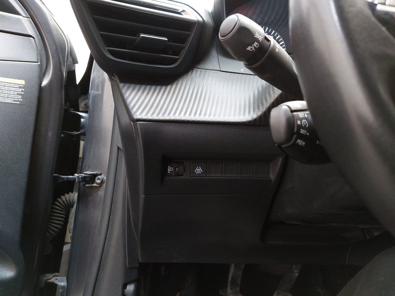Peugeot 208 1.2 PureTech Allure • Full LED • digitalni instrumenti — 7
