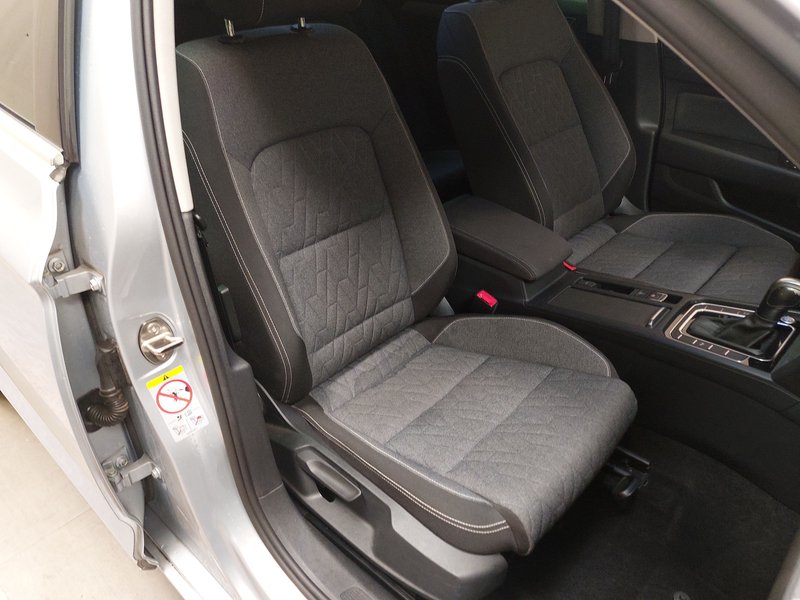 Volkswagen Passat Variant 2.0 TDI Business automatik • ACC • LED — 10