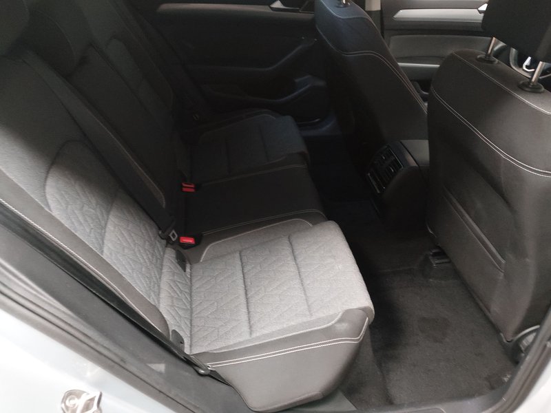 Volkswagen Passat Variant 2.0 TDI Business automatik • ACC • LED — 12