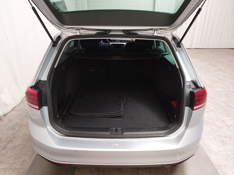 Volkswagen Passat Variant 2.0 TDI Business automatik • ACC • LED — 16