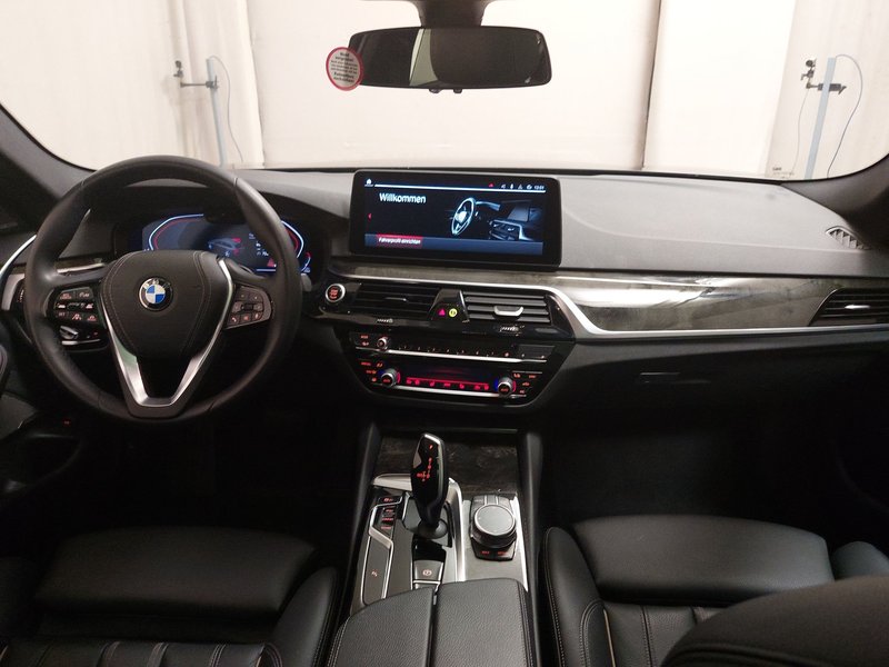 BMW 520d Touring • panorama • koža — 13