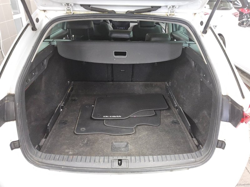 Škoda Octavia Combi 2.0 TDI Style automatik • panorama • HUD — 12