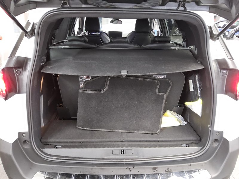 Peugeot 5008 1.2 PureTech Allure • LED • digitalni instrumenti — 12