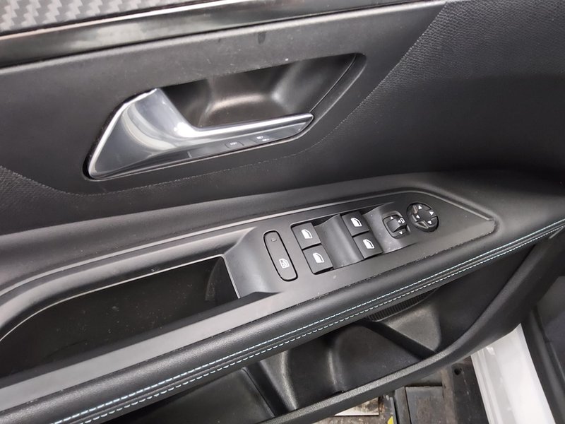 Peugeot 5008 1.2 PureTech Allure • LED • digitalni instrumenti — 9