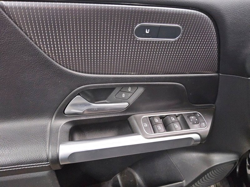 Mercedes-Benz GLB 220 d automatik Progressive • panorama • digitalni instrumenti — 10