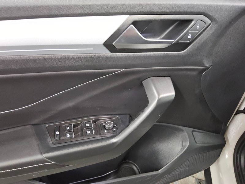 Volkswagen T-Roc 1.0 TSI • Full LED • bežično punjenje — 10
