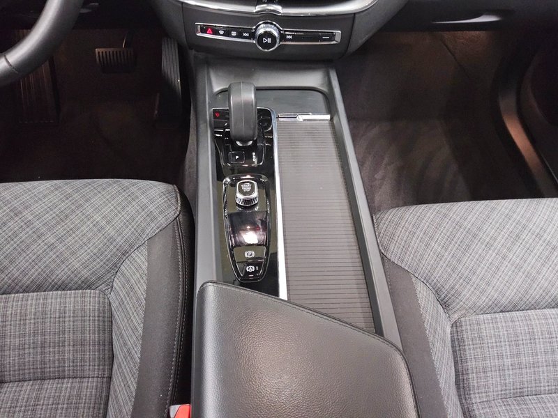 Volvo XC60 B4 Core automatik • ACC • LED — 6
