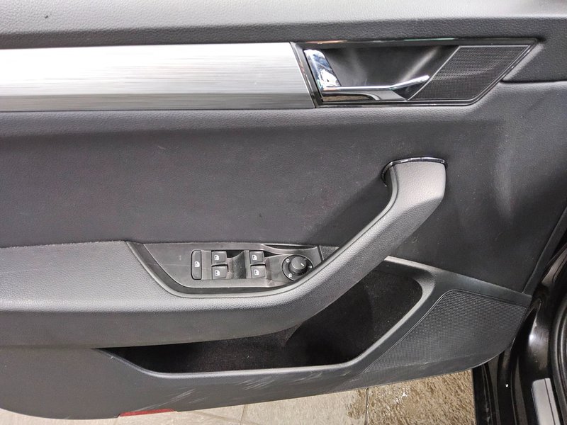 Škoda Superb Kombi 1.5 TSI automatik Ambition • Full LED • digitalni instrumenti — 10