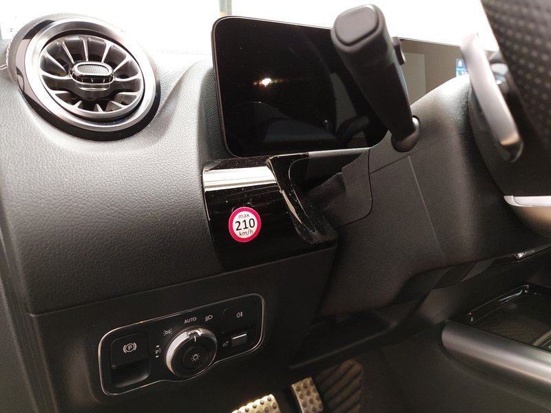 Mercedes-Benz B 250 e automatik AMG Line • LED • digitalni instrumenti — 7
