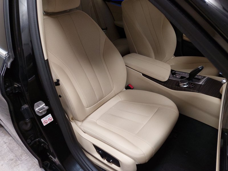 BMW 530e Touring automatik • ACC • LED — 12