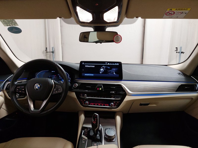 BMW 530e Touring automatik • ACC • LED — 16