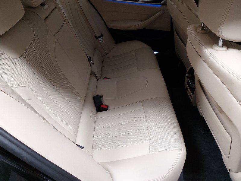 BMW 530e Touring automatik • ACC • LED — 17