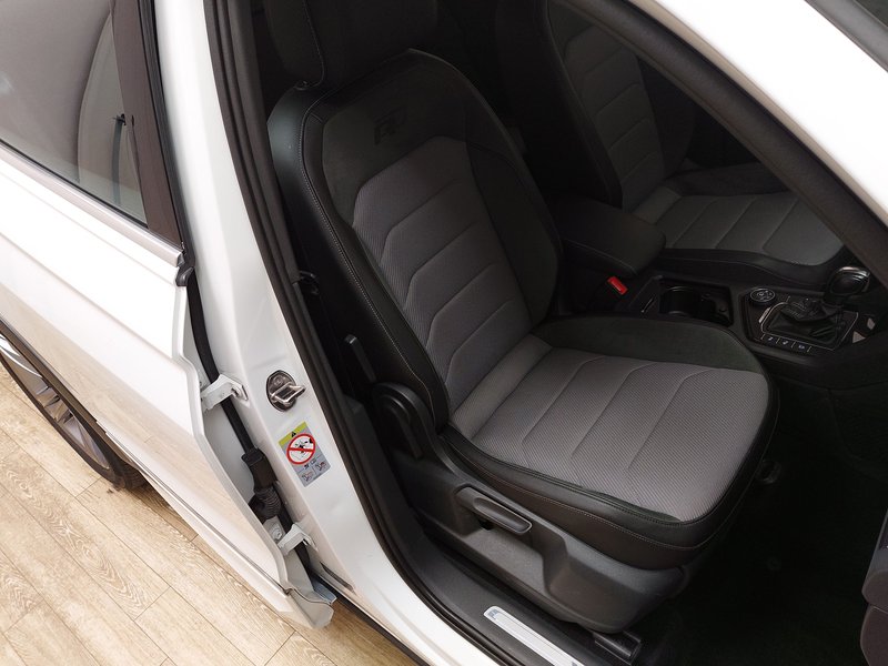 Volkswagen Tiguan 2.0 TDI 4M automatik R-Line • ACC • kuka za vuču — 13