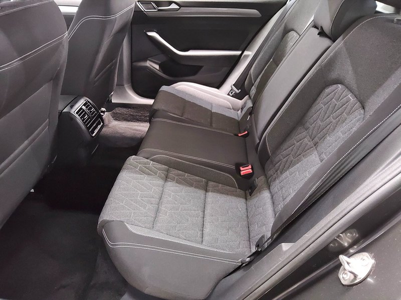 Volkswagen Passat Variant 2.0 TDI automatik Business • ACC • Full LED — 13