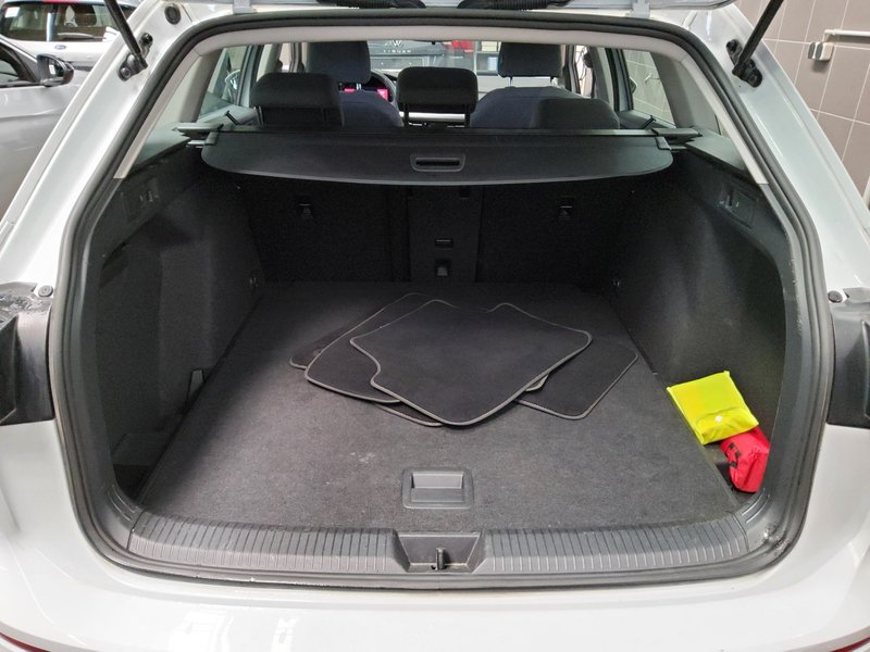 Volkswagen Golf 8 Variant 2.0 TDI automatik • ACC • LED — 12