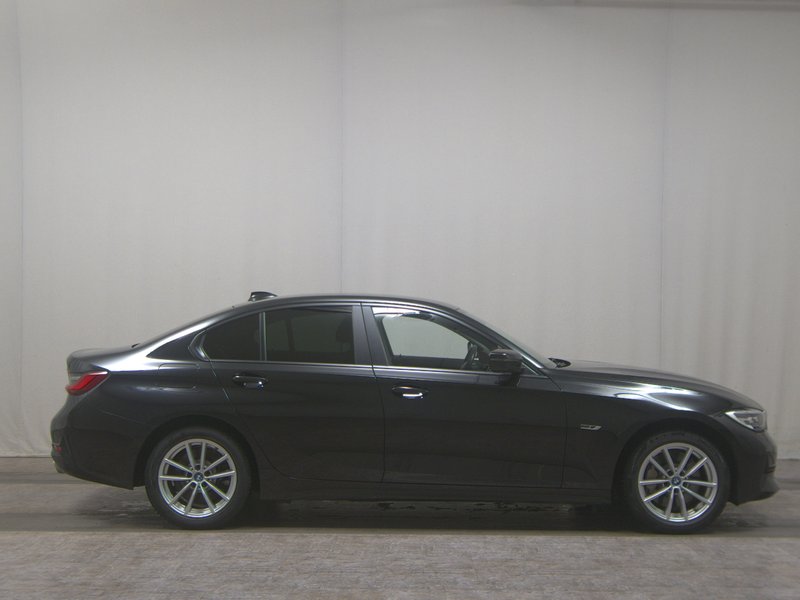 BMW 330e automatik Advantage • LED • digitalni instrumenti