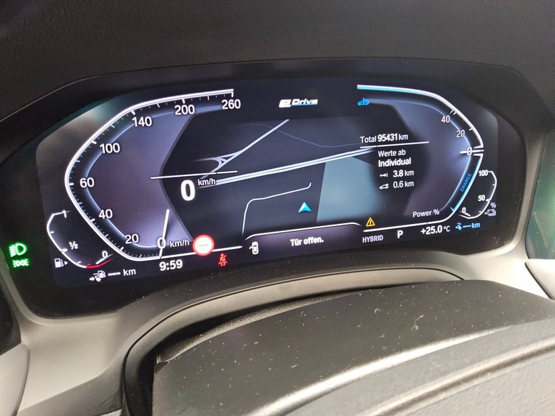 BMW 330e automatik Advantage • LED • digitalni instrumenti — 10
