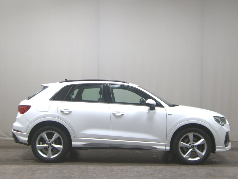 Audi Q3 45 TFSI e S line automatik • ACC • navigacija