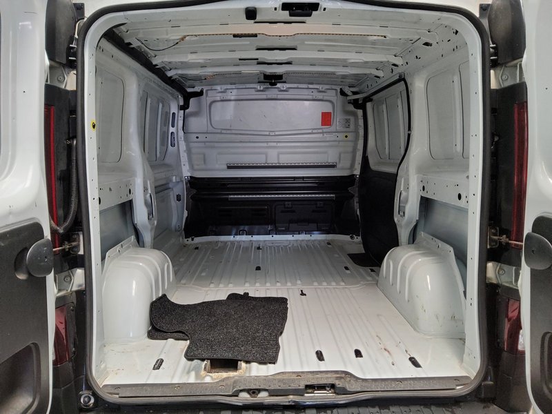 Renault Trafic L1H1 2.0 dCi • AHK — 11