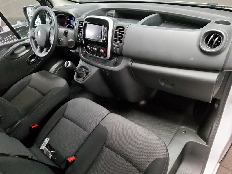 Renault Trafic L1H1 2.0 dCi • AHK — 5