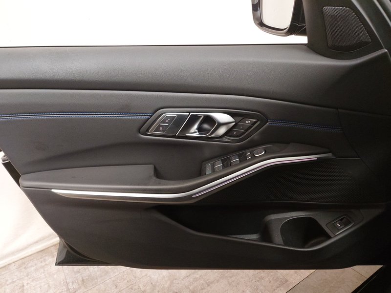 BMW 330d Touring xDrive M Sport automatik • AHK • HUD — 5