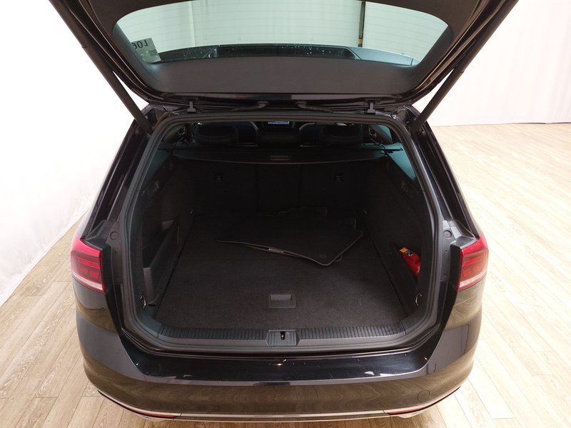 Volkswagen Passat Variant 2.0 TDI 4MOTION automatik R-Line • koža • ACC — 17