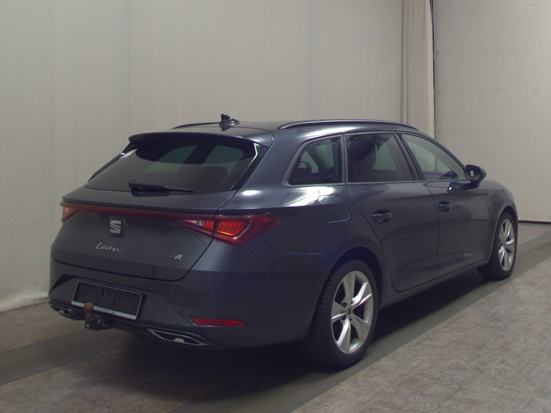 SEAT Leon Sportstourer 2.0 TDI FR-Line automatik • ACC • kuka za vuču — 4