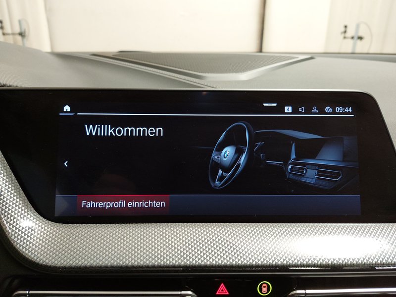 BMW 118i Luxury Line • električna peta vrata • Full LED — 19