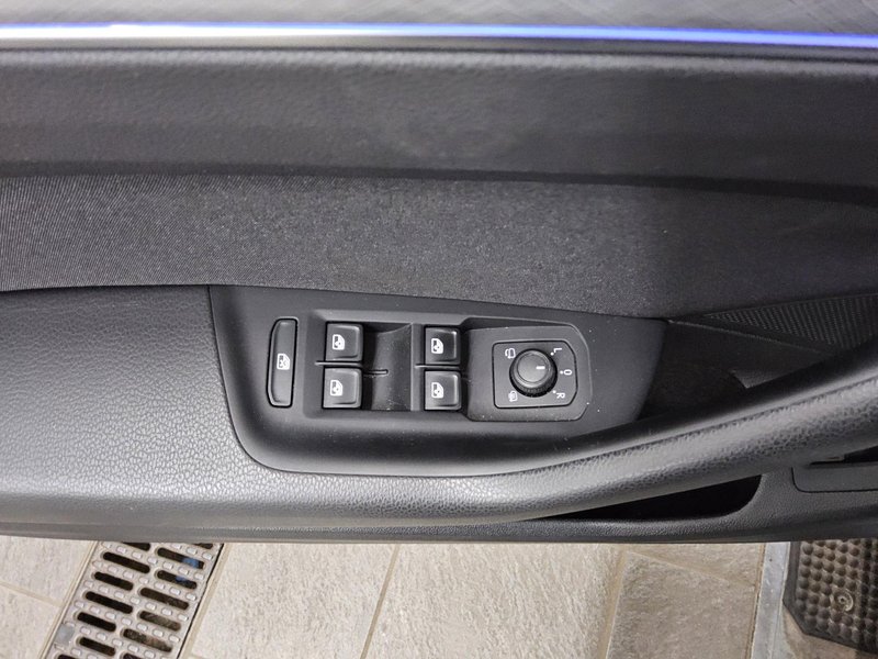 Volkswagen Passat Variant 2.0 TDI automatik Business • ACC • Full LED — 10