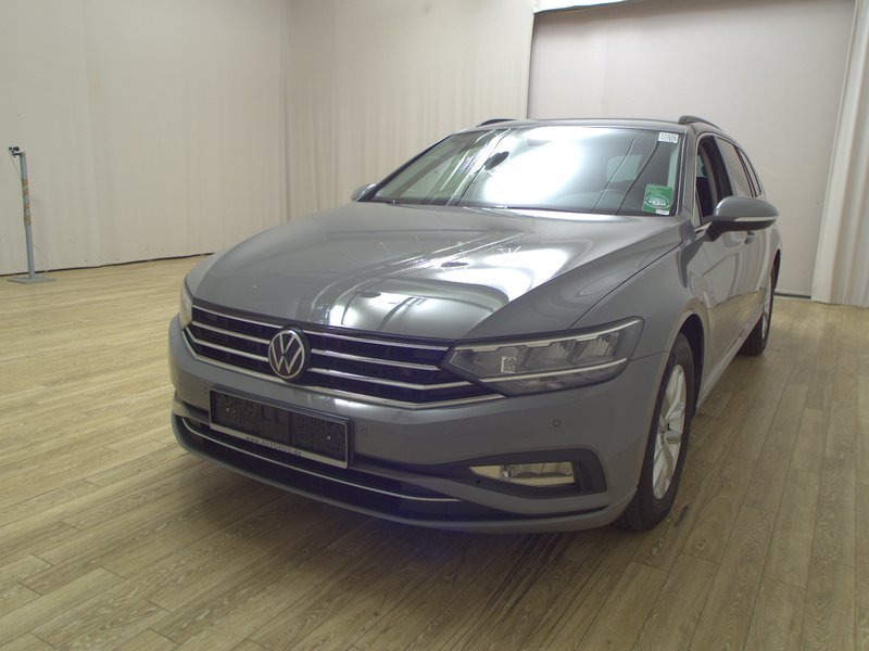 Volkswagen Passat Variant 2.0 TDI automatik Business • ACC • Full LED — 2