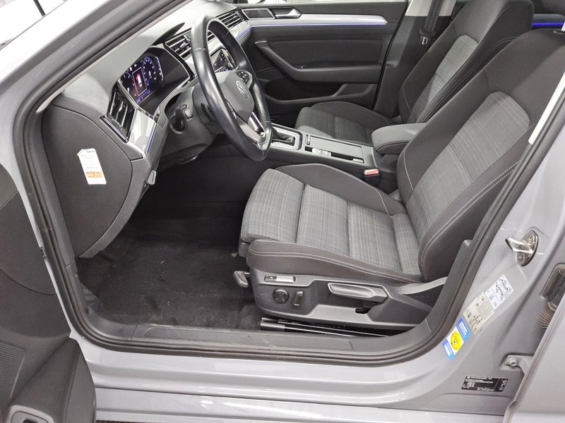 Volkswagen Passat Variant 2.0 TDI automatik Business • ACC • Full LED — 9
