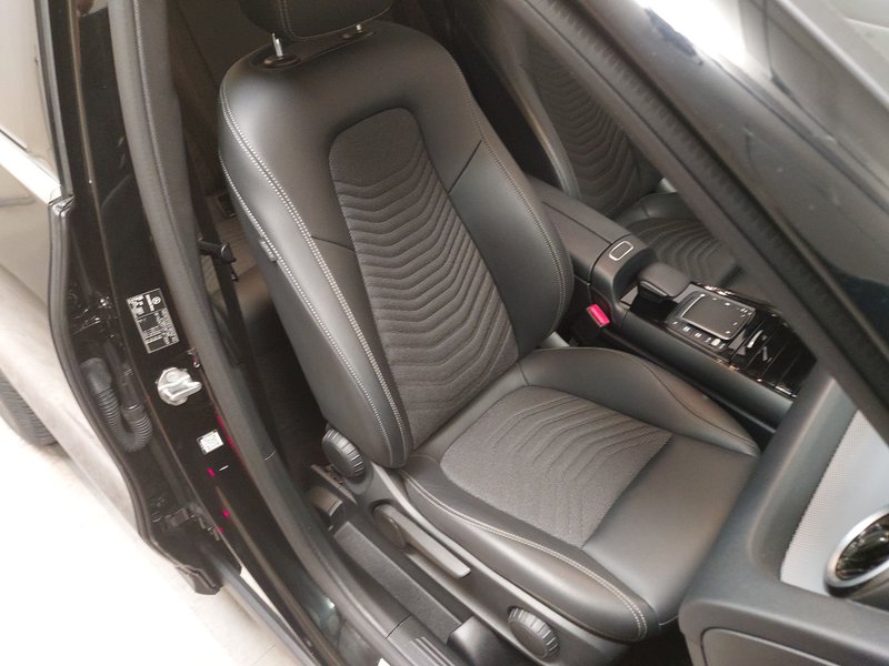 Mercedes-Benz GLA 200 d Style automatik • LED • krov — 10