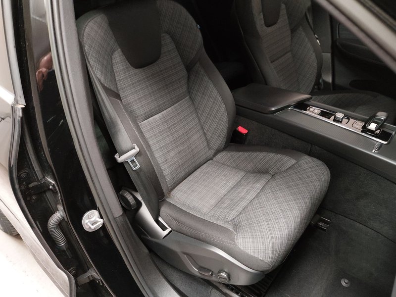 Volvo XC60 B4 D automatik Core • električna peta vrata • LED — 10