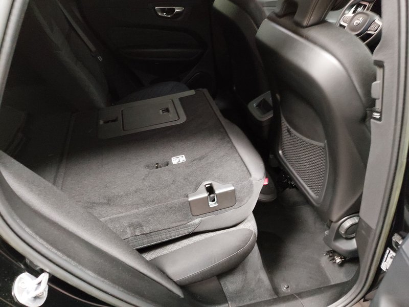 Volvo XC60 B4 D automatik Core • električna peta vrata • LED — 11