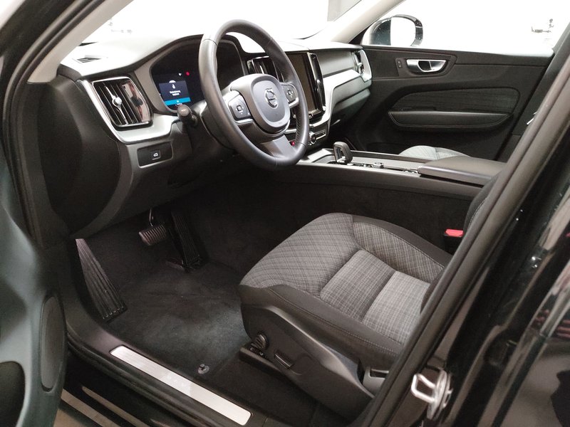 Volvo XC60 B4 D automatik Core • električna peta vrata • LED — 6