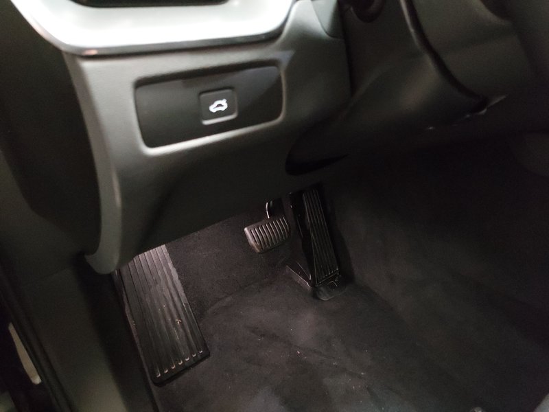 Volvo XC60 B4 D automatik Core • električna peta vrata • LED — 7