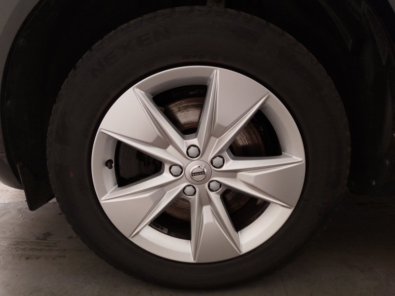 Volvo XC60 B4 D automatik Core • električna peta vrata • LED — 8