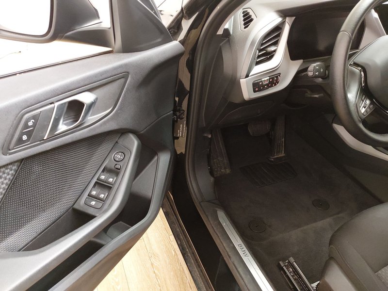 BMW 118d automatik Advantage • ACC • Full LED — 5