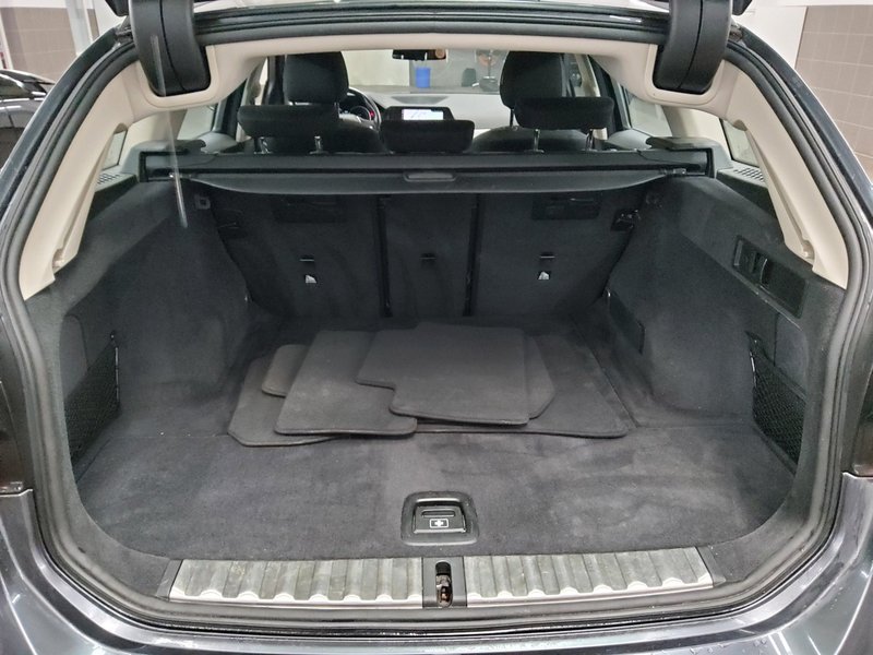 BMW 330i Touring Advantage automatik • ACC • LED — 11