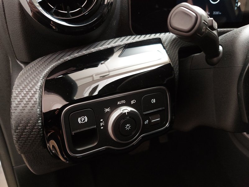 Mercedes-Benz A 180 d automatik • LED • digitalni instrumenti — 7