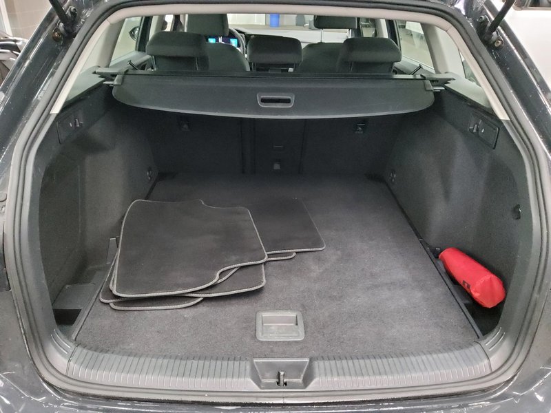 Volkswagen Golf 8 Variant 2.0 TDI automatik Life • ACC • Full LED — 12