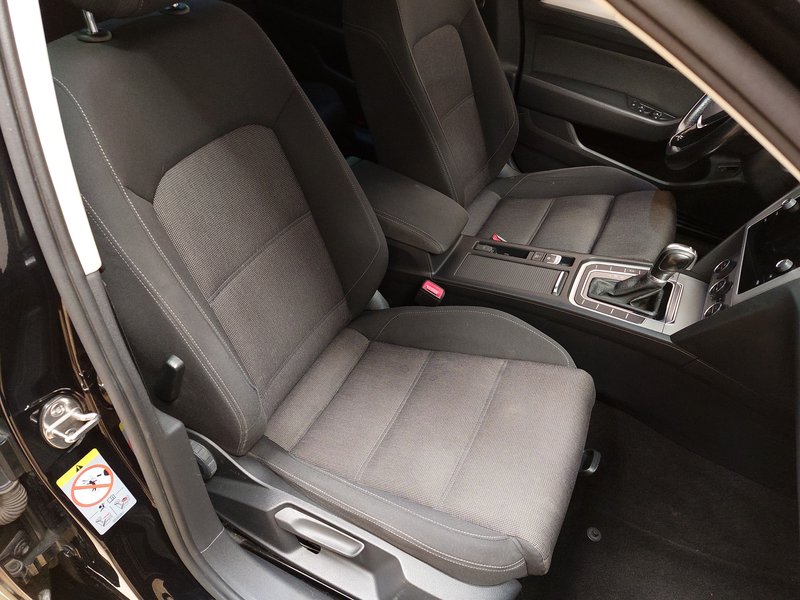 Volkswagen Passat 2.0 TDI Comfortline automatik • ACC • LED — 10