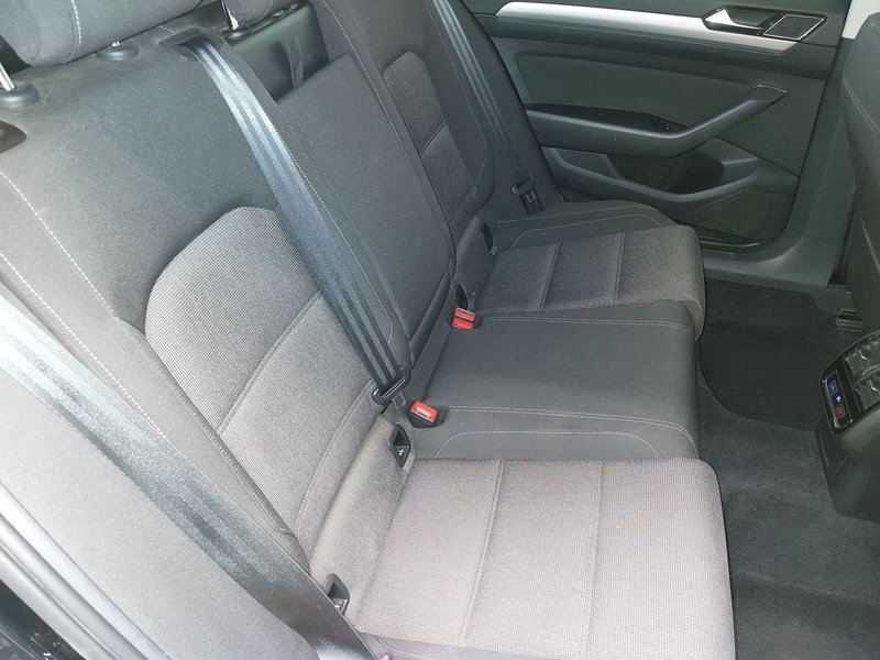 Volkswagen Passat 2.0 TDI Comfortline automatik • ACC • LED — 12