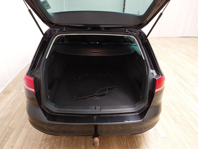 Volkswagen Passat 2.0 TDI Comfortline automatik • ACC • LED — 17