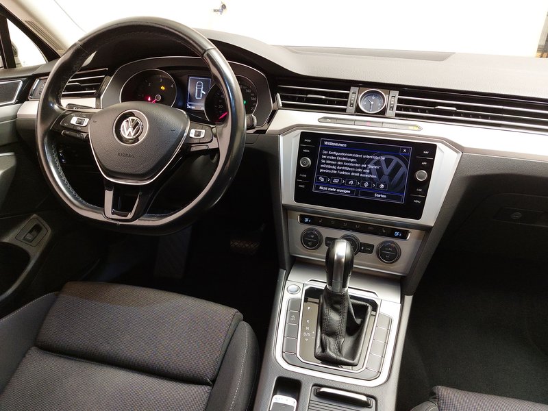 Volkswagen Passat 2.0 TDI Comfortline automatik • ACC • LED — 18