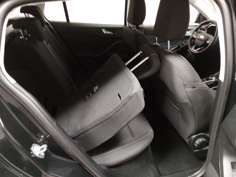 Ford Focus Turnier 1.5 EcoBlue Titanium automatik • AHK • LED — 11