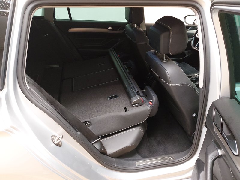 Volkswagen Passat Variant 2.0 TDI Elegance automatik • ACC • LED — 11